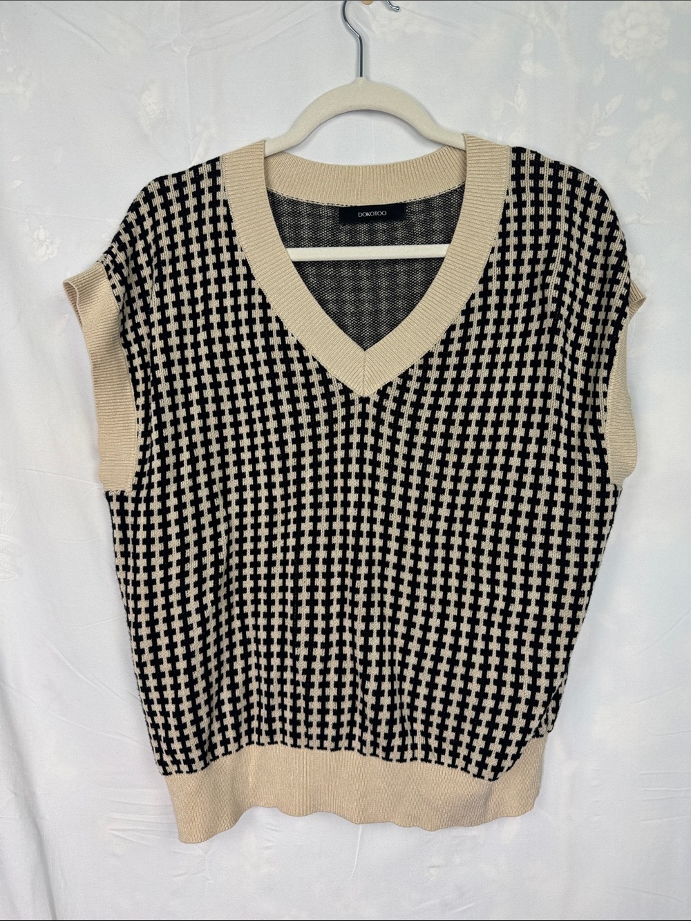 Donoroso Black and Cream V-Neck Sweater Vest